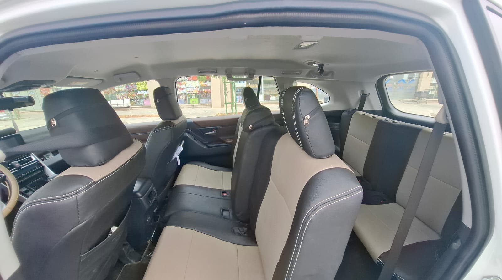 Paket wisata untuk 6 orang termasuk transportasi dan pemandu wisata.