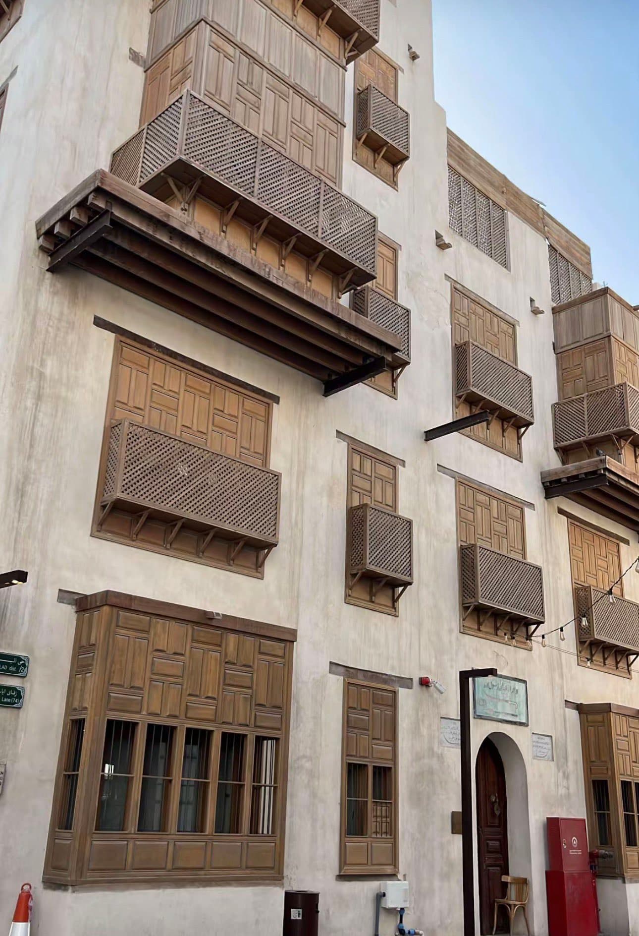 Tur keliling Jeddah bersejarah dimulai dari Jeddah Al-Balad menuju Al-Hamra Corniche.