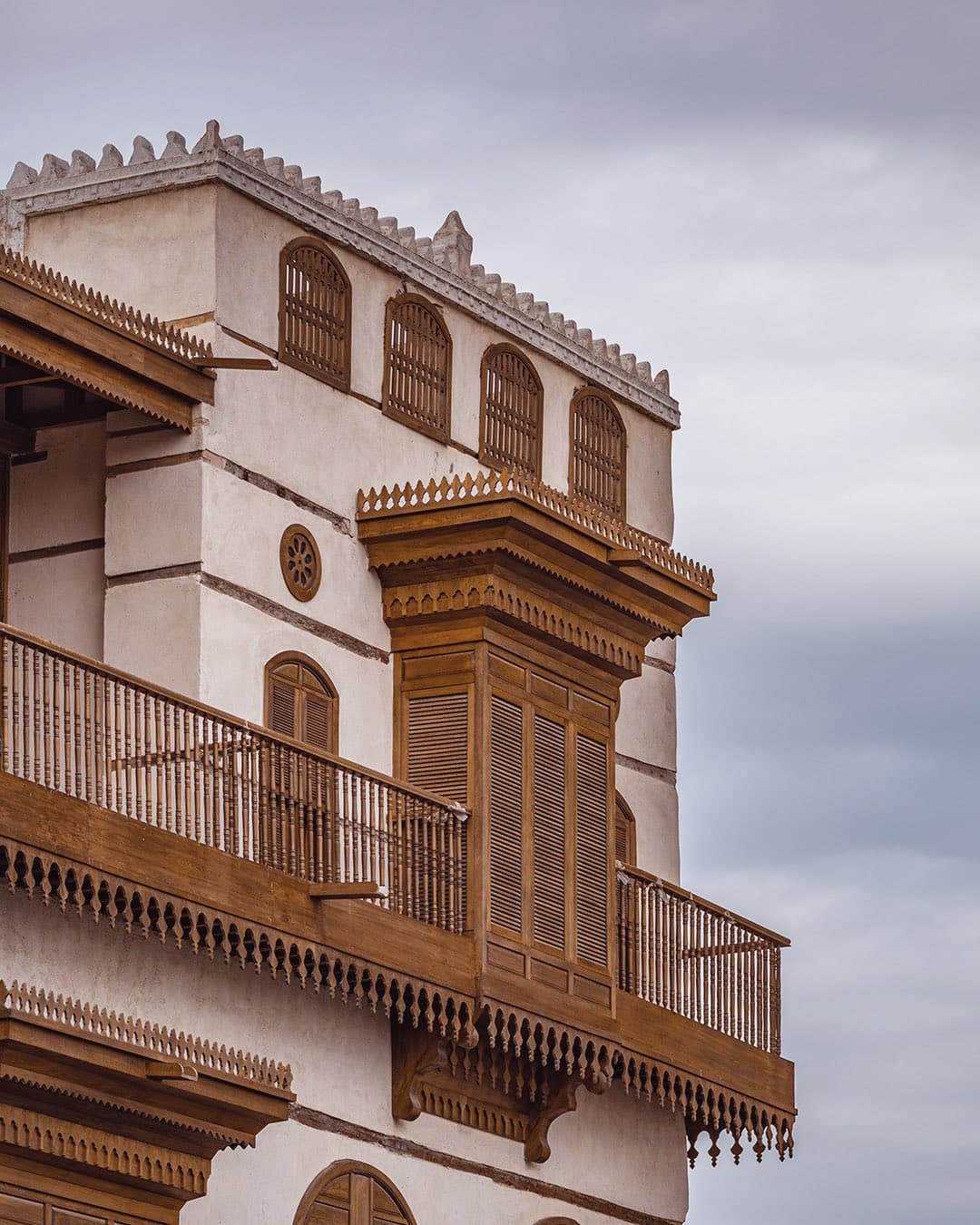 Tur keliling Jeddah bersejarah dimulai dari Jeddah Al-Balad menuju Al-Hamra Corniche.