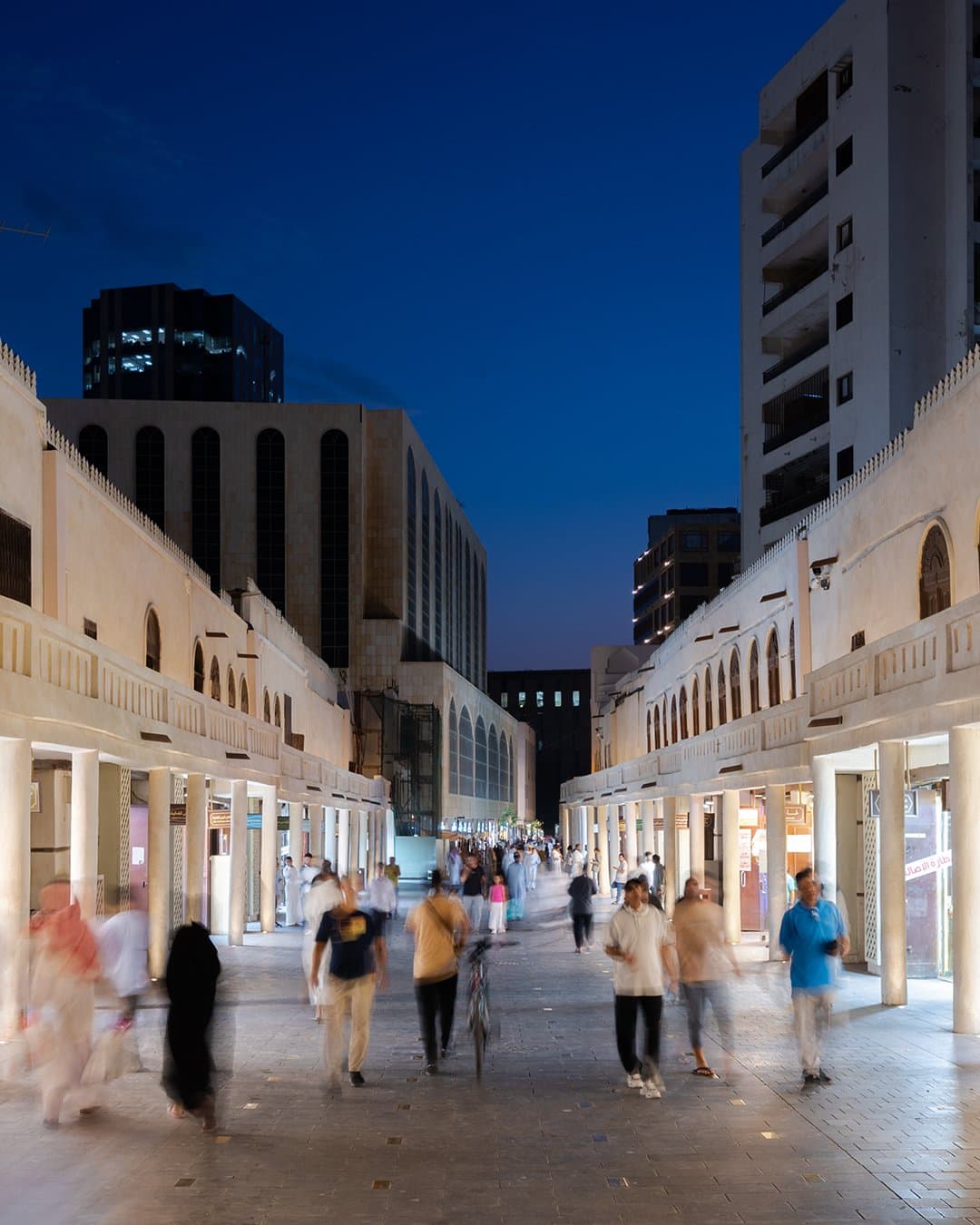 Tur keliling Jeddah bersejarah dimulai dari Jeddah Al-Balad menuju Al-Hamra Corniche.