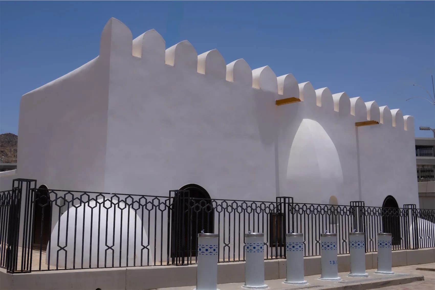 Tur keliling masjid-masjid bersejarah di Mekah, dimulai dari Masjidil Haram hingga Masjidil Haram.