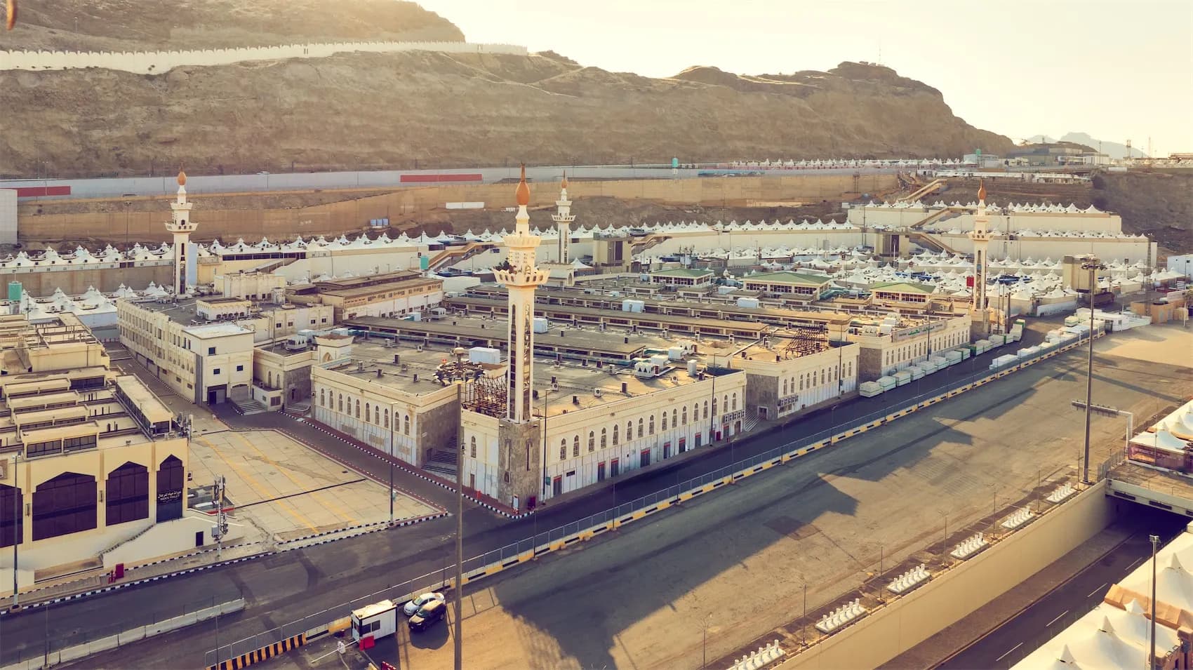 Tur keliling masjid-masjid bersejarah di Mekah, dimulai dari Masjidil Haram hingga Masjidil Haram.