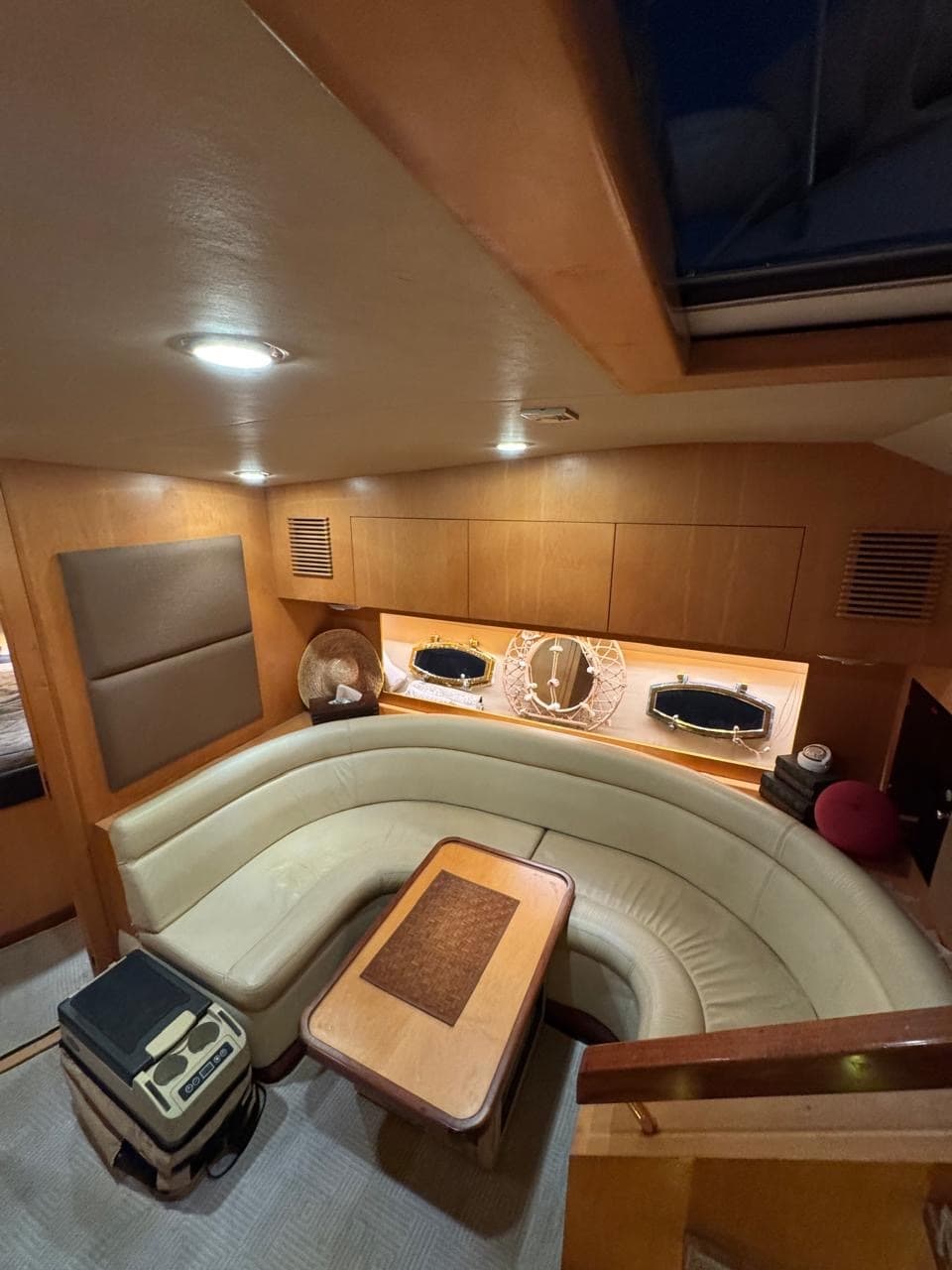 Pelayaran yacht di marina Laut Merah