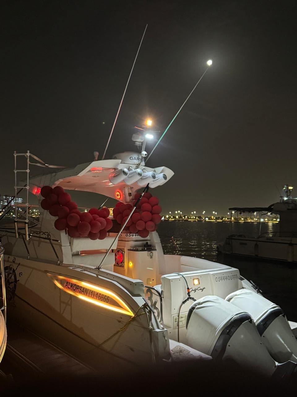 Pelayaran yacht di marina Laut Merah