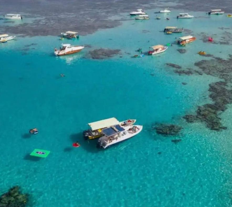 Perjalanan laut dari Jeddah ke daerah Pulau Bayadah untuk rekreasi dan snorkeling.